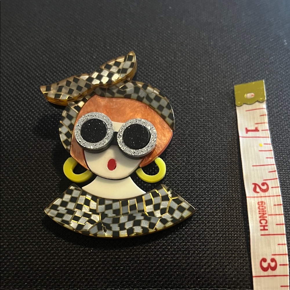 Retro Style Brooch with Checkered Pattern - Picture 2 of 3